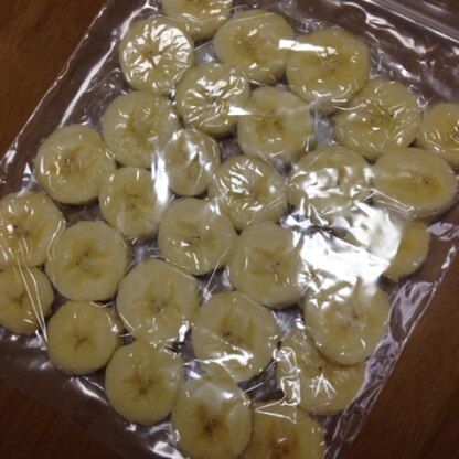 離乳食用にバナナを買ったけど、食べきれないので、傷む前に冷凍しました。少量づつ使いやすいので便利ですね(o^^o)